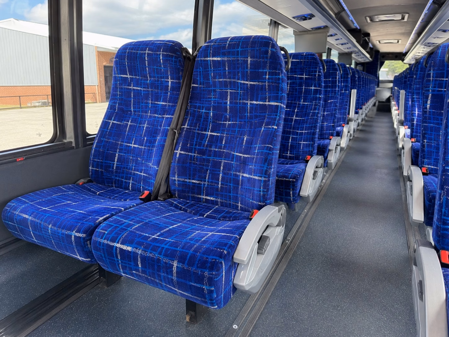 charter buses and minibuses for ontario school field trips to museums and science centers
